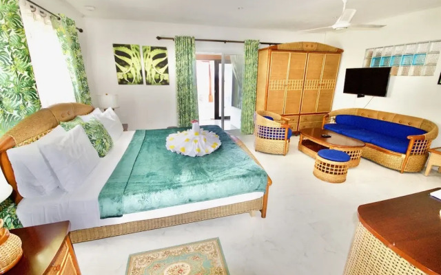 Sea Splash & La Petite Maison