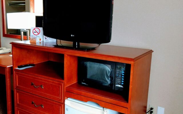 Super 8 By Wyndham High Level Ab