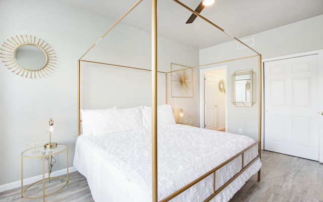 Sleeps 30! Decks, Docks & Lake Life!