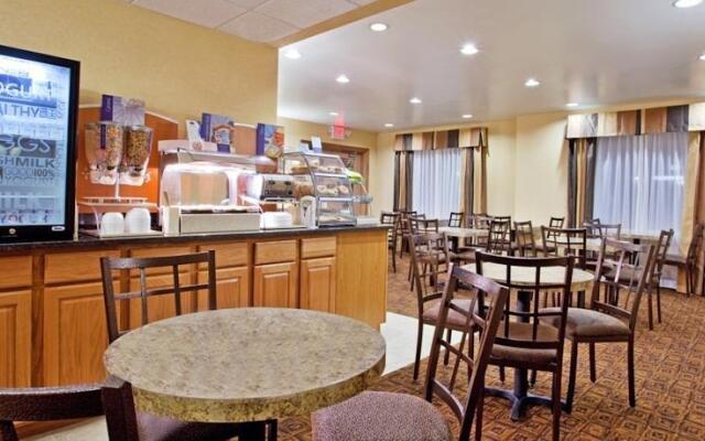 Holiday Inn Express & Suites Newark-Heath