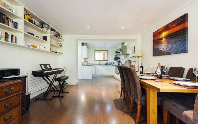 Prestigious Putney home by the River Thames