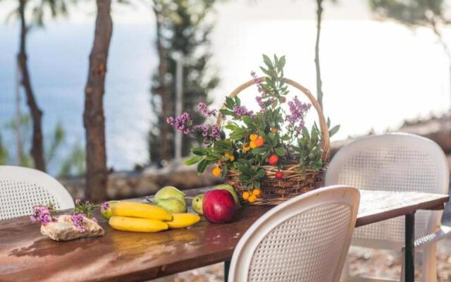 Lithahiro stone house