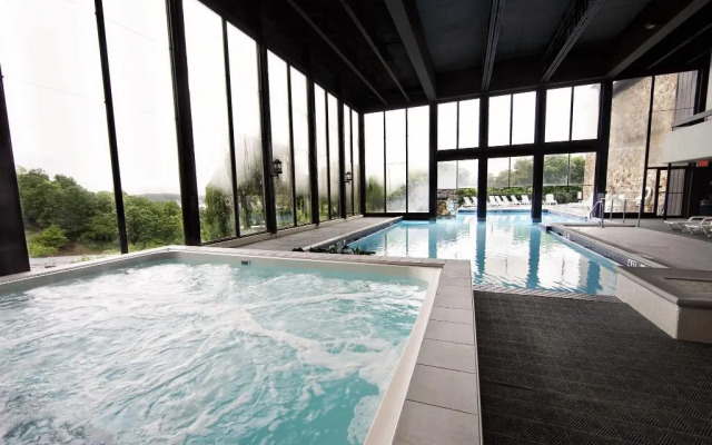 Lodge Of Four Seasons Golf Resort, Marina & Spa