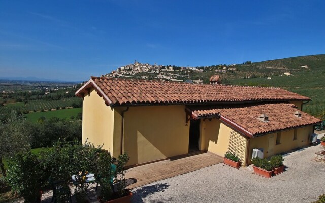 Quaint Farmhouse in Trevi With Swimming Pool