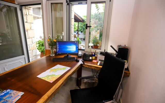 Bastas Hotel & Studios