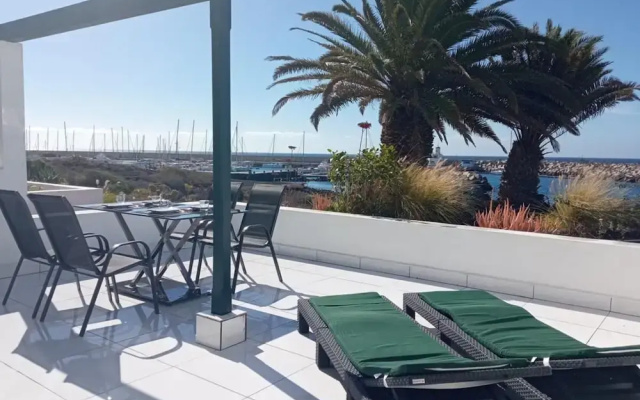 Front Line Seafront Apartment With all day Sun!