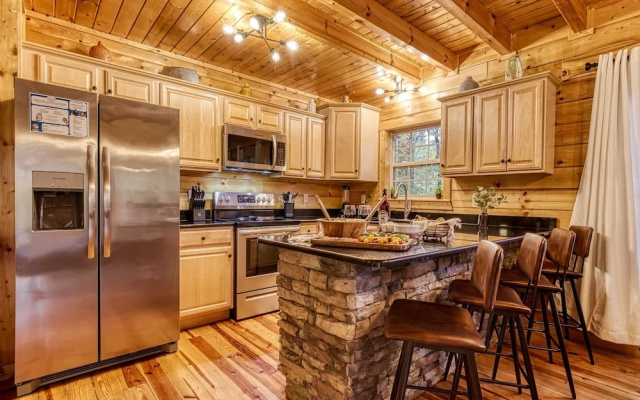 Gatlinburg Getaway - Private Theater Hot Tub