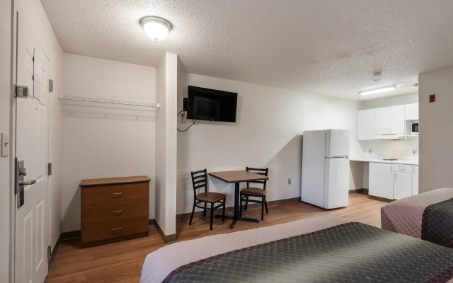 HomeTowne Studios by Red Roof Fresno - West