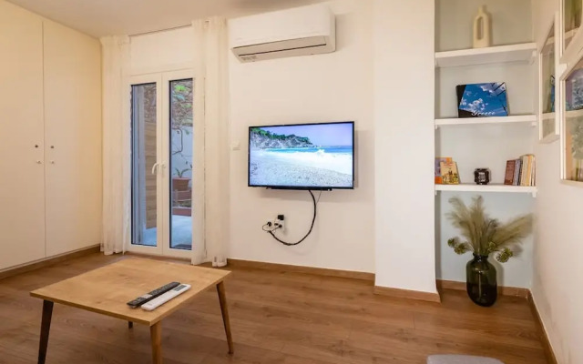 Quiet Apartment With a Garden at Exarcheia