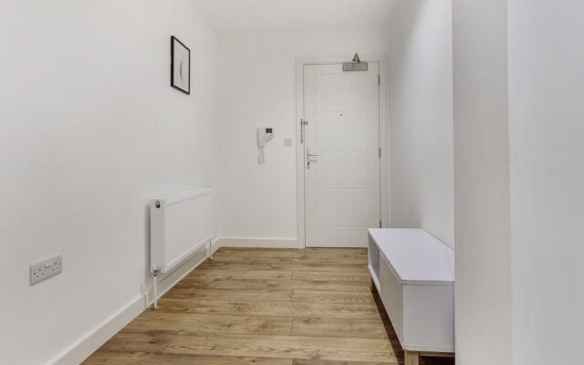 Central 1-bed Apartment in Slough Sleeps 3!