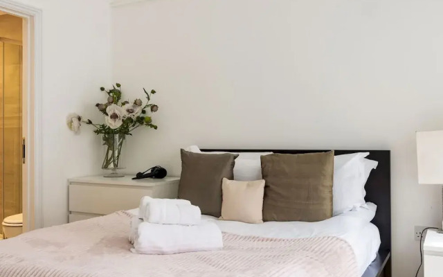 Balcony South Kensington Luxury 2 bed Apartment