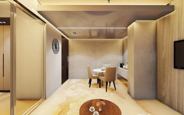 Monsoon Courtyard Luxury Hotel