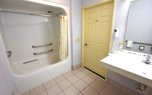 Clarion Hotel Mackinaw City Beachfront