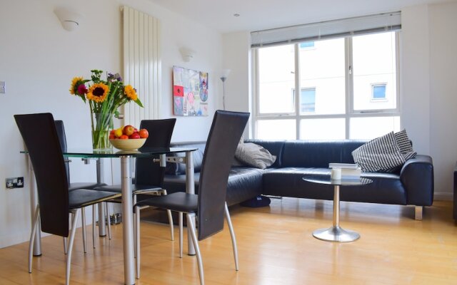 Modern 2 Bedroom Apartment Near Tower Hill