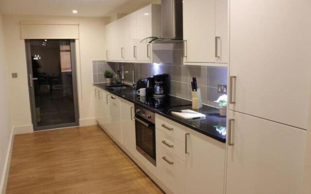 Stylish 3 Bed 2 Bath Apartment Hyde Park