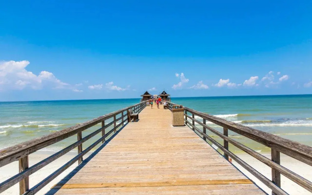 Neapolitan - Newly Renovated 3-BR Luxury Home with Private Pool. Enjoy a Fully Equipped Kitchen and Free Wi-Fi