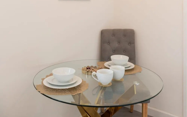 Host Stay Eccles Hideaway