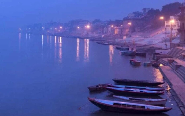 Sada Shiv Guest House near Ganga river