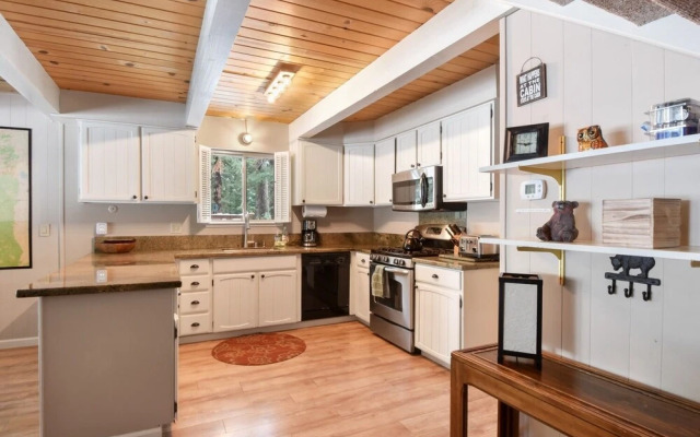 Roycraft Dog Friendly Cabin by RedAwning