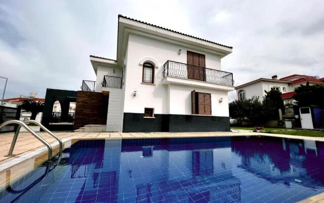 Separate Villa With Pool and Garden in Lefkosa