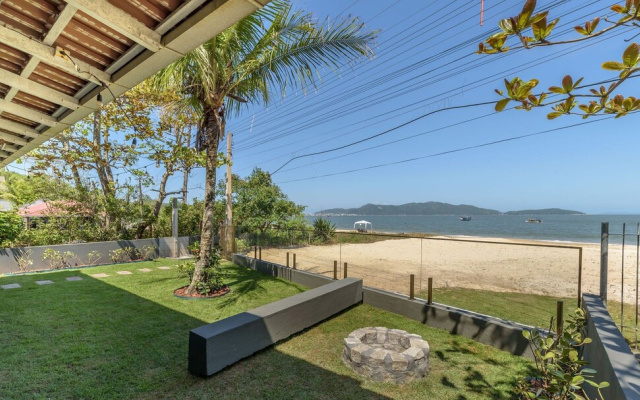 6BR Beachfront Home in Bombinhas Abm0101