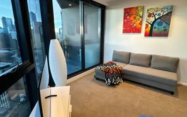 Melbourne Sky-High 2BR City Views & Free Parking