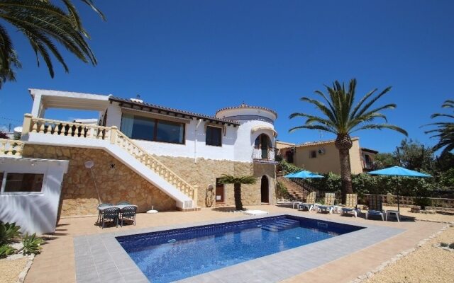 Golondrina - panoramic hillside holiday house in Moraira