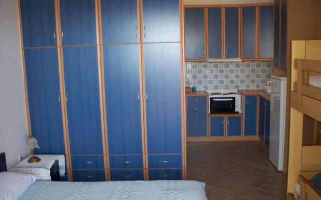 LALAROUS Studios & Apartments