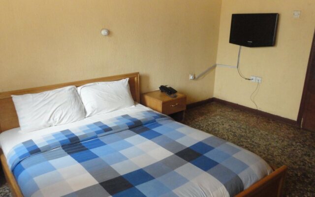 Wuraola Guest Inn