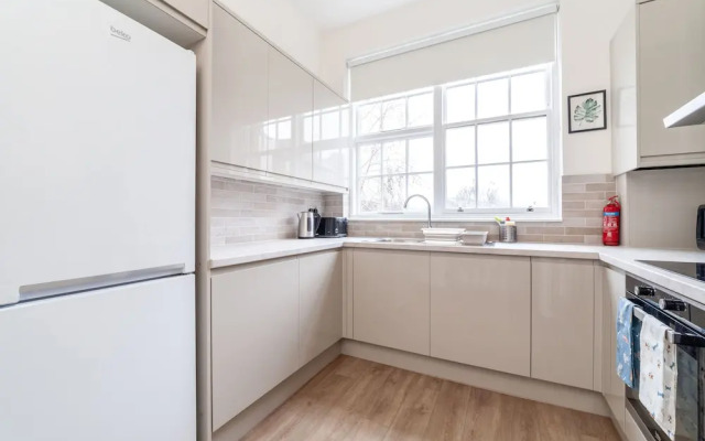 Spacious 3-bed flat by popular Waterloo
