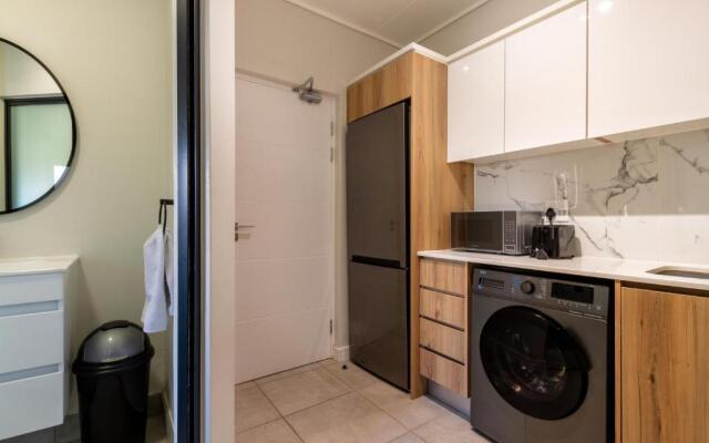 Lovely 1 Modern bedroom in Waterfall City