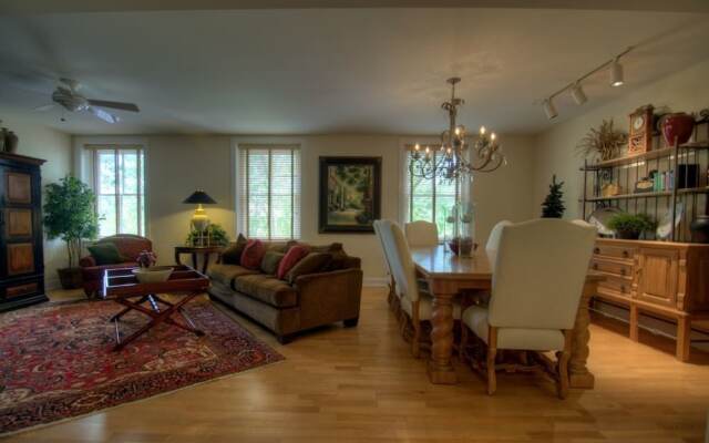 Biltmore Village Hideaway - 2 Br Condo