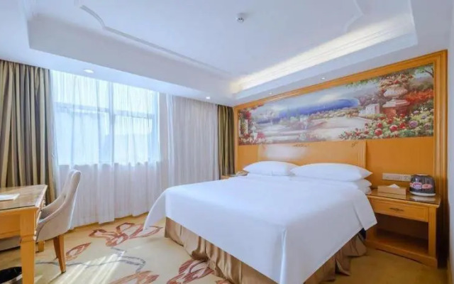 Vienna Hotel ( Guanlanhu station Shanshui Tianyuan)