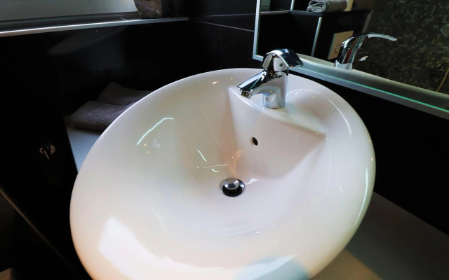 Naomi app,Netflix,between bus and train station