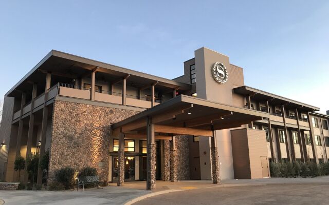 Sheraton Redding Hotel at the Sundial Bridge