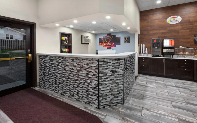 Super 8 by Wyndham Winona MN