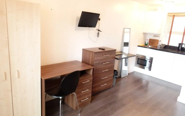 SS Property Hub - City of London Studio Apartment 9
