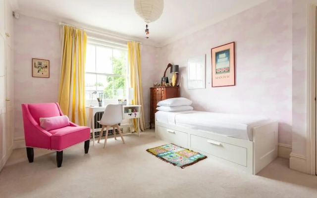 Warwick Gardens II by onefinestay