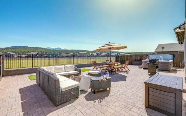 Spacious Bellemont Cabin w/ Jacuzzi + Mtn View!