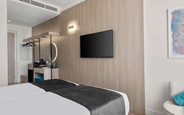 Mercure Larnaca Finikoudes Beach