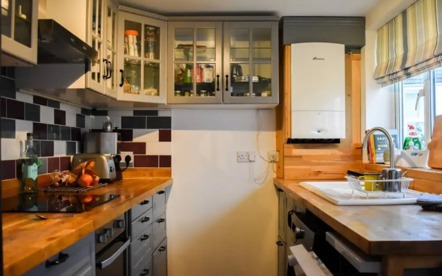 Stylish 2 Bedroom House Next to Brighton Station