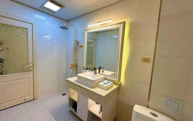 Huiqian Group Hotel (Shaotong Huandong)