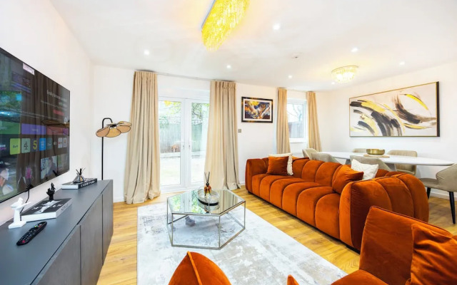 Modern 3 Bedroom House in  Stratford