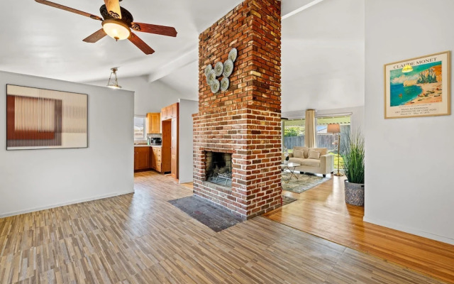 Perfect Family Home With Fireplace Spacious Yard