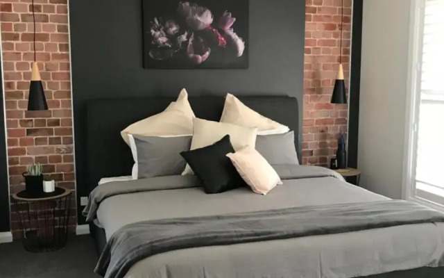 Luxury 2br home with King, 5 star private & close