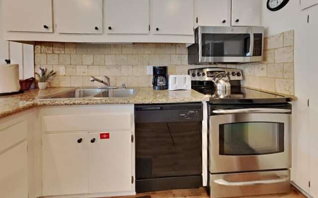 Remodeled 2 Bedroom Condo with Easy Access to Mountain Biking, Swimming, Hiking, Hot Tubs! by RedAwning