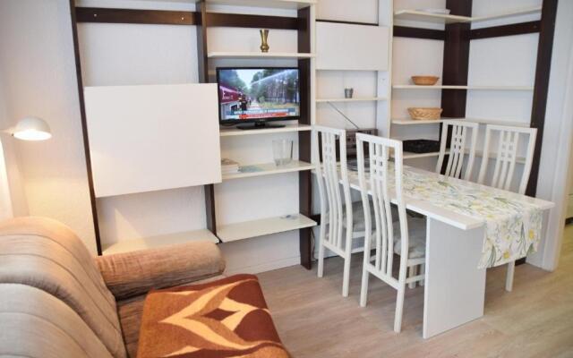 Einfaches 2-Zimmer-Appartement mit Balkon.