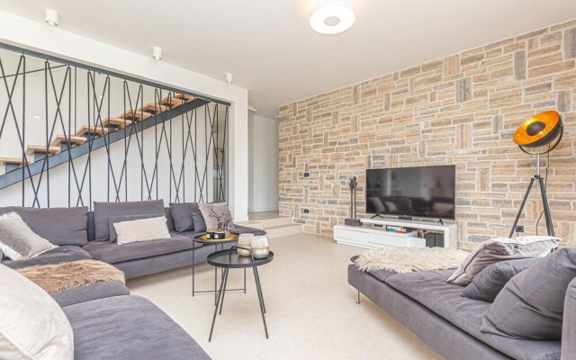 Beautiful Home in Tribunj With Wifi and 4 Bedrooms