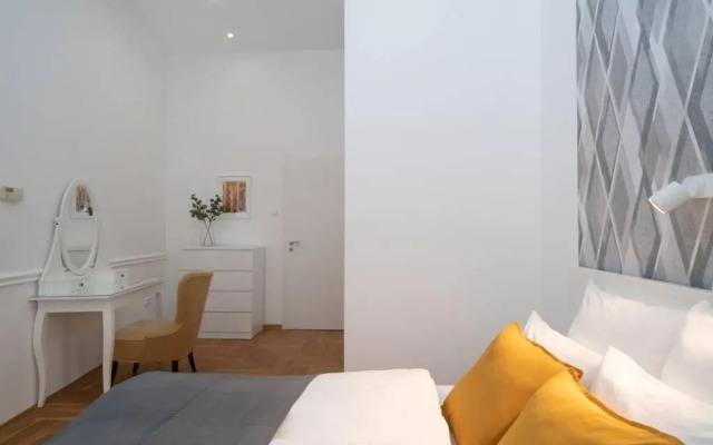 BEST located, 150 m2 5 bedrooms apt.,