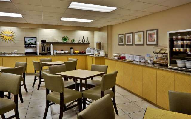 La Quinta Inn & Suites by Wyndham St. Pete-Clearwater Airpt